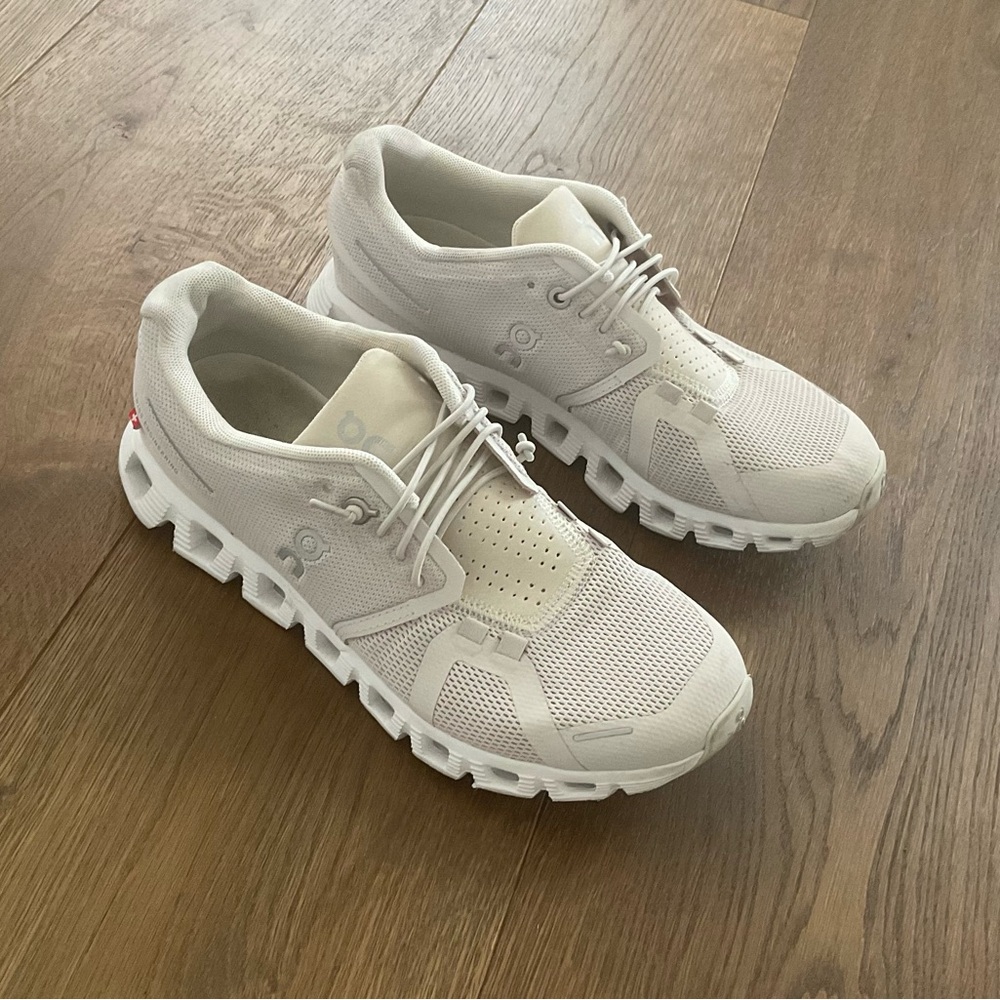 ON Cloud 5 Sneaker, sz 7 Pearl/White
